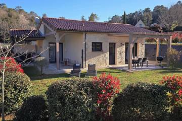Gîte pour 5 personnes, avec terrasse ainsi que jacuzzi et jardin à Carsac-Aillac