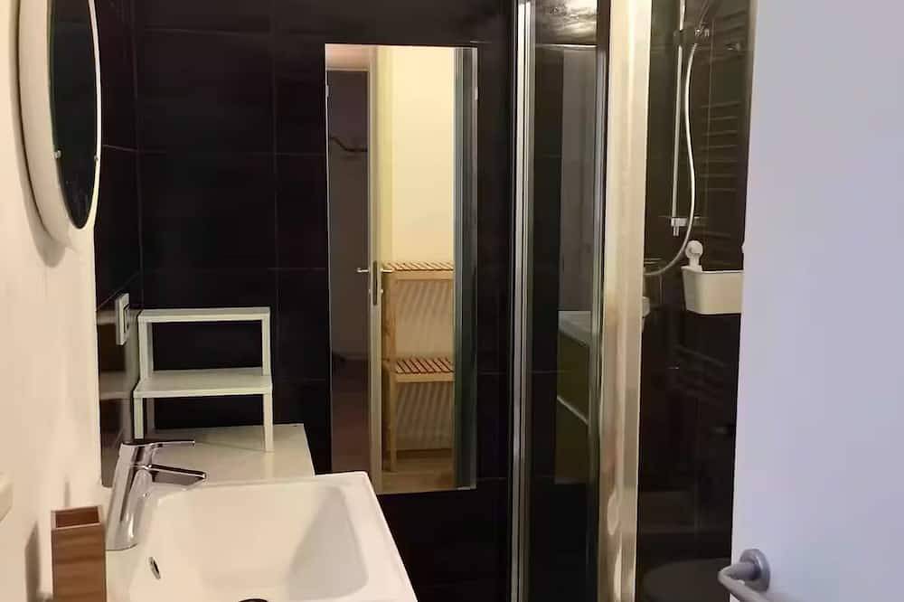 Apartamento entero, Casa del Árbol a lo Largo del Canal Naviglio Grande in Milán, Provincia de Milan