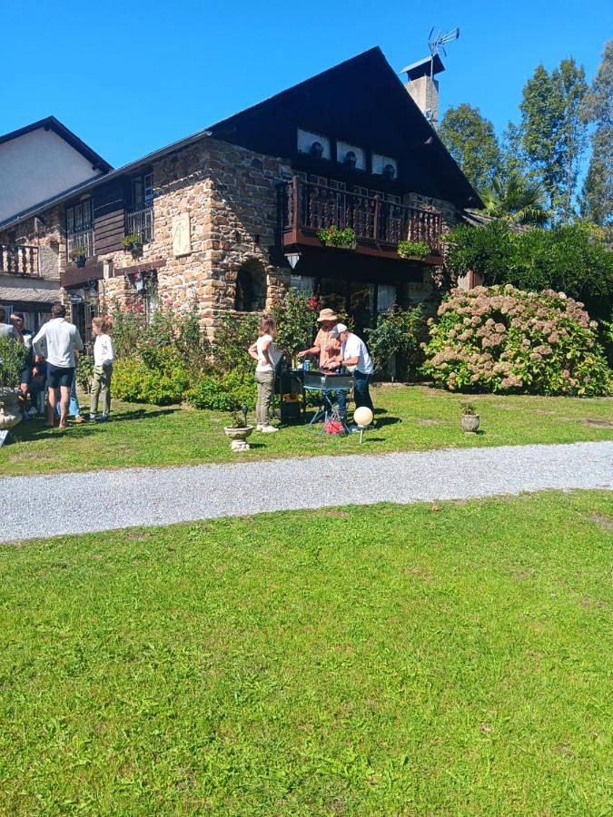 Location de vacances pour 15 personnes, avec balcon ainsi que vue et piscine à Haut-de-Bosdarros