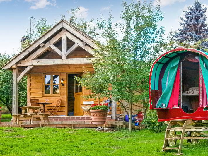 Glamping for 2 people, with garden in Cheshire