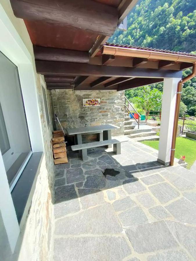 Location de vacances pour 2 personnes, avec jardin ainsi que vue et terrasse à Sonogno