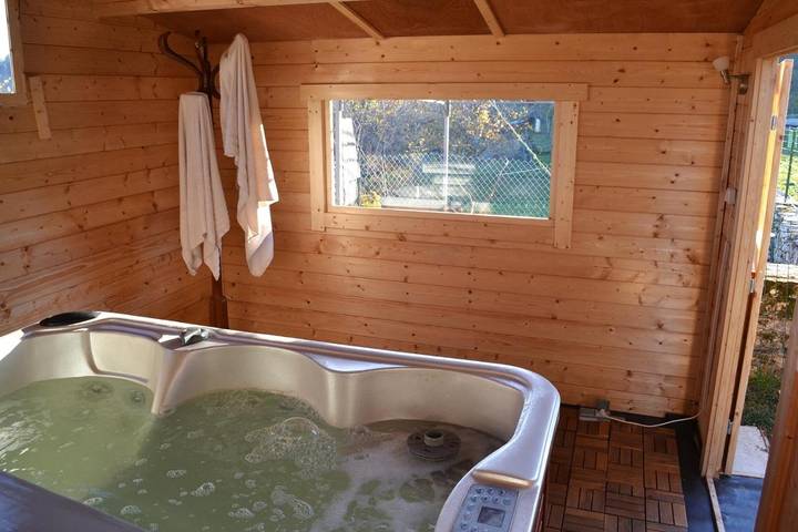 Location de vacances pour 2 personnes, avec jardin ainsi que piscine et jacuzzi à Mancey - 4