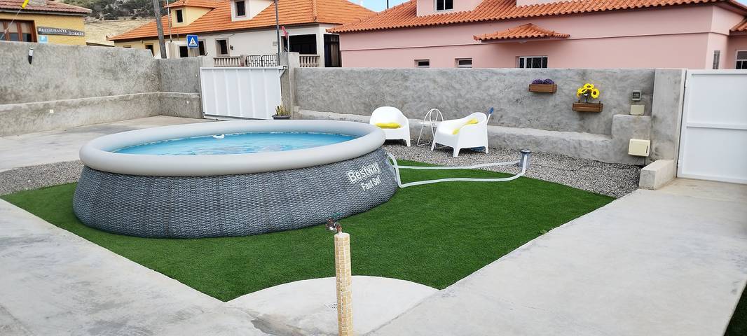Ferienhaus 'Moradia Girassol Porto Santo' mit Bergblick, privatem Pool und WLAN in Porto Santo, Madeira