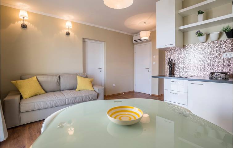 Ganze Ferienwohnung, Reizendes Apartment mit Meerblick, WLAN, Terrasse und Parkplatz in der Nähe des Strandes Strobec in Podstrana, Split-Dalmatien
