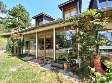Gîte pour 5 personnes, avec vue sur le lac ainsi que balcon et jardin à Puy-Sanières