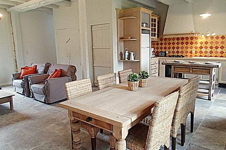 Location de vacances pour 22 personnes, avec jardin et piscine à Bourrou