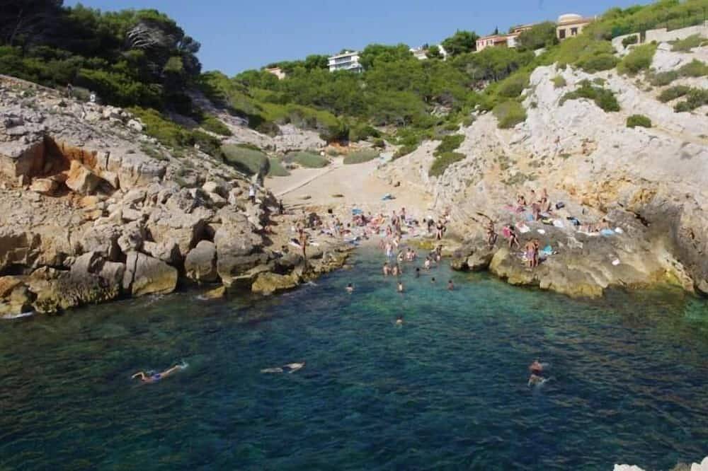Domaine privé de Port d Alon rez de villa dans jardin 5 mn de la mer piscine in Saint-Cyr-sur-Mer, Côte méditerranéenne (France)