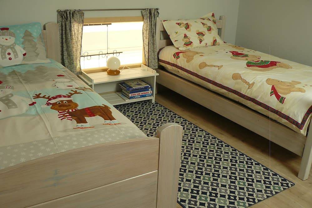 Blaue Fensterläden des ländlichen Hauses in Saint-Symphorien-de-Lay, Roanne und Umgebung