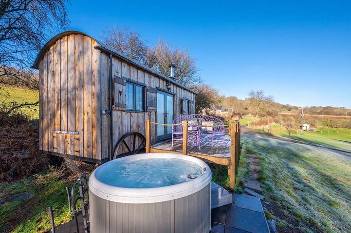 Glamping for 2 people, with hot tub and balcony, with pets in Brecon Beacons