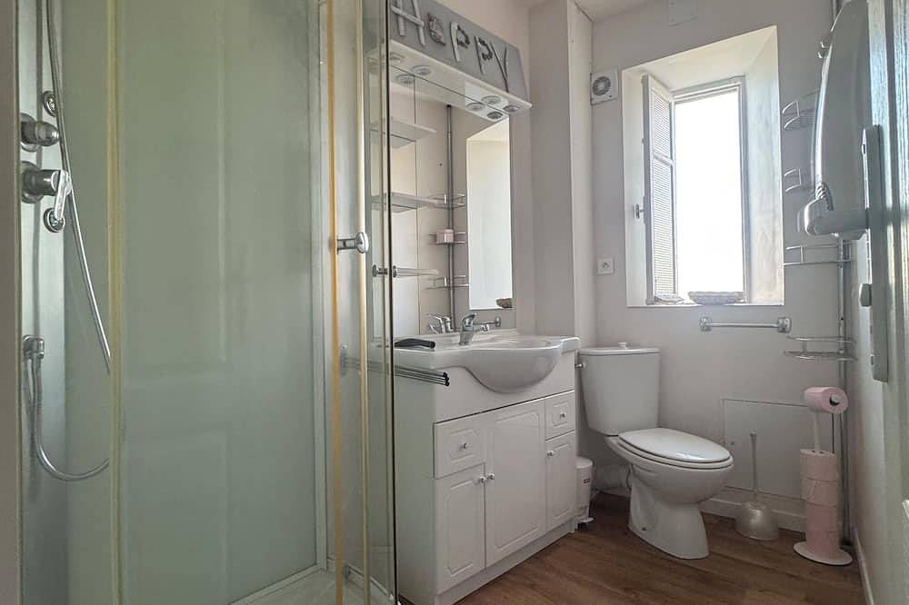 Entire apartment, Apartment with a terrace and a panoramic view in Lectoure, Gers
