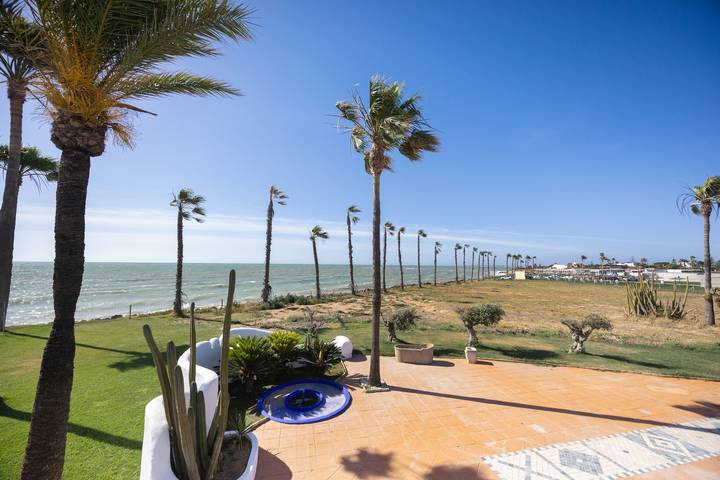 Isla Verde 8: Garden Room in a Relaxing Cadiz Villa in Playa Montijo (Chipiona), Chipiona