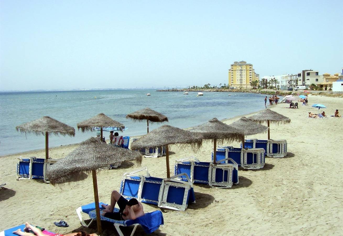 Beachfront Penthouse with Wi-fi & Pool in Tomas Maestre Marina (La Manga), San Javier