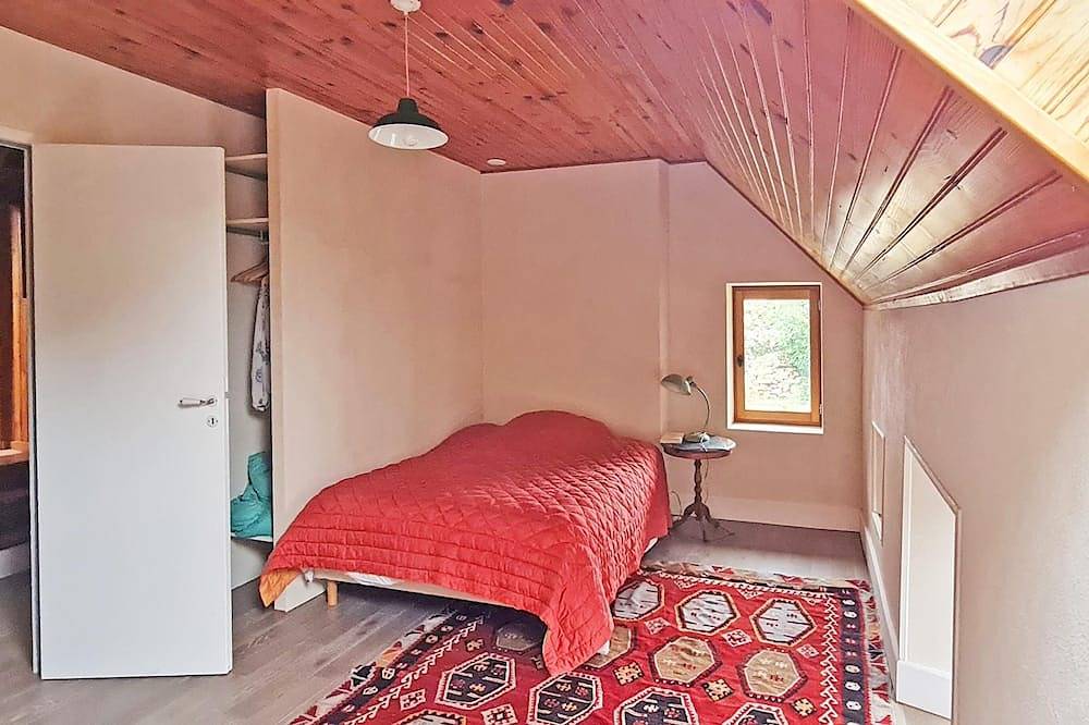 Small stone house with authentic garden in Confort-Meilars, Région de Quimper