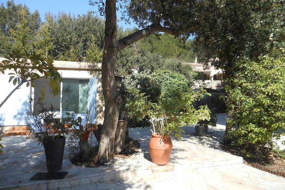 Petite villa 2 pièces avec jardin, au calme et proche de la plage du brusc in Six-Fours-les-Plages, Côte méditerranéenne (France)