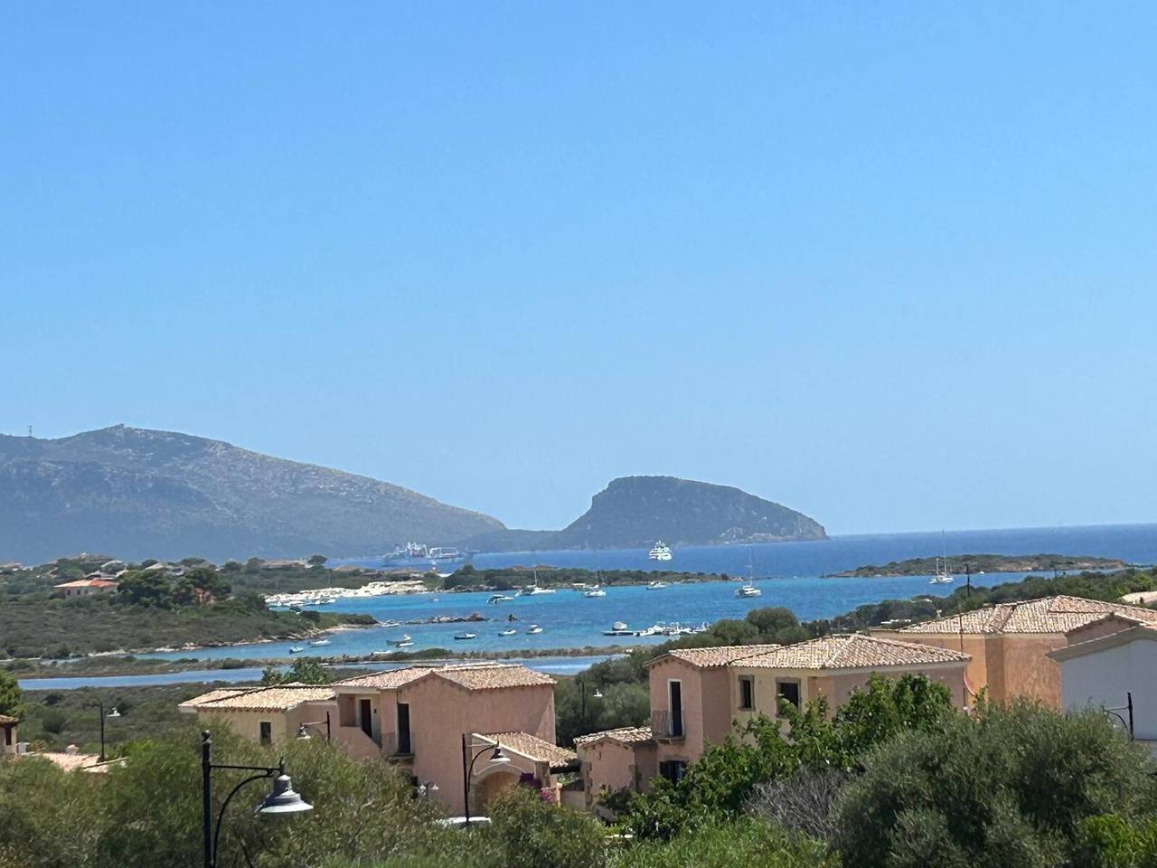 Ganze Wohnung, Ferienwohnung 'Trilocale' mit Meerblick, privater Terrasse und Klimaanlage in Pittulongu, Costa Smeralda