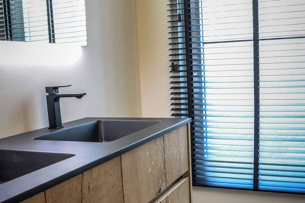 Boshuis Papilio is een rustig verblijf in een bos op wandelafstand van Ieper. in Ieper, West-Vlaanderen