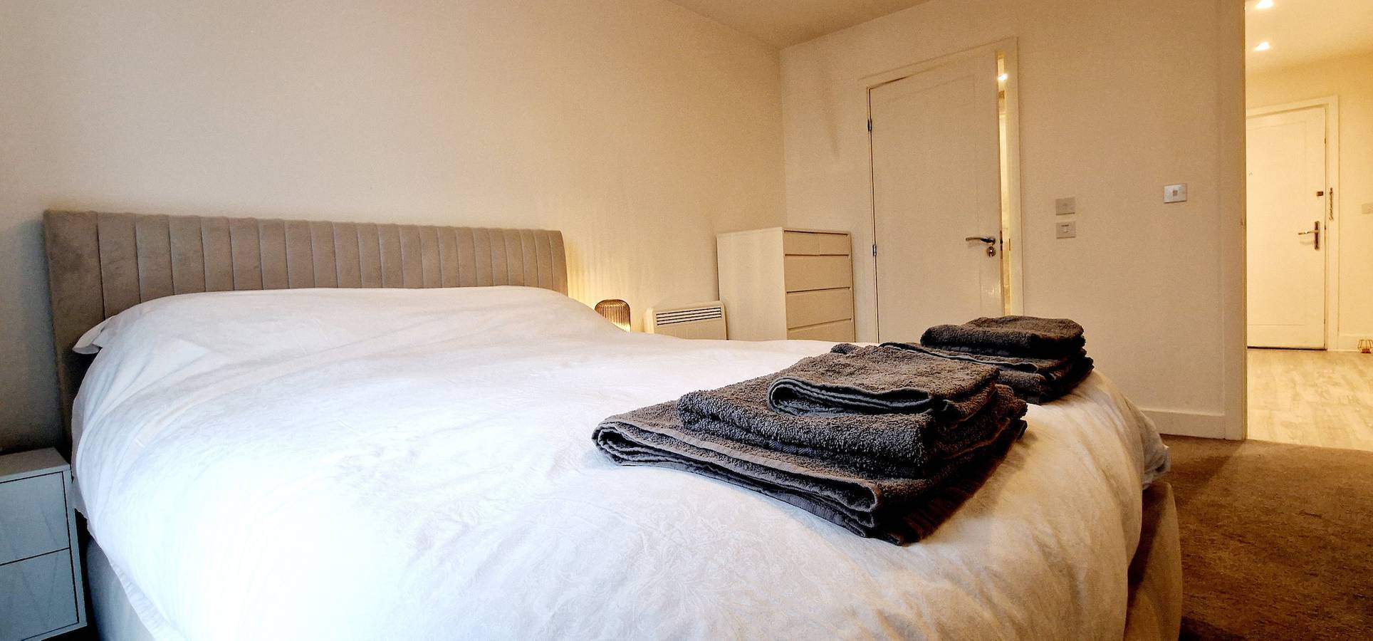 Entire holiday apartment, Gym, Free Parking, 25 Mins to Central London in Surrey