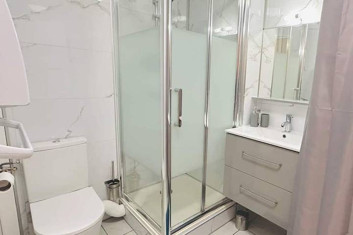 Appartement entier, L’Évéa Garden: jardin, parking privé, cours de tennis in Le Relecq-Kerhuon, Région de Brest