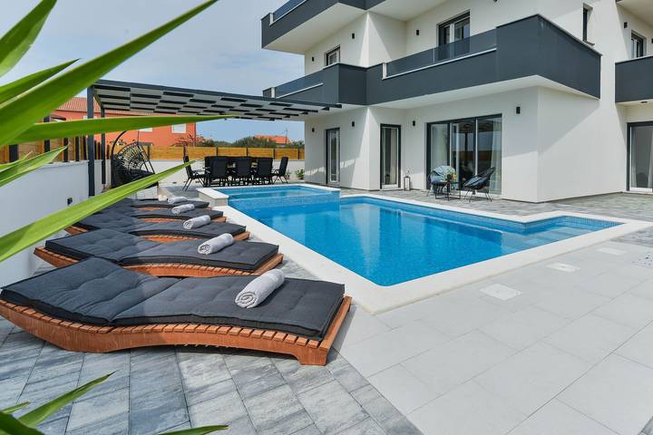 Ferienhaus für 10 Personen, mit Whirlpool und Garten sowie Pool in Bibinje