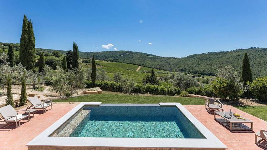 Location de vacances pour 4 personnes, avec vue et terrasse ainsi que piscine et jardin dans Badia a Passignano