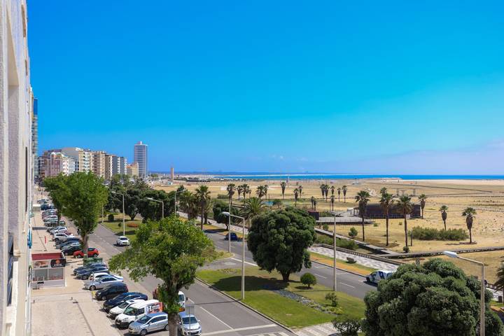 Apartamento de férias inteiro, Brasil Avenue by Rent4All in Praia de Buarcos, Figueira da Foz