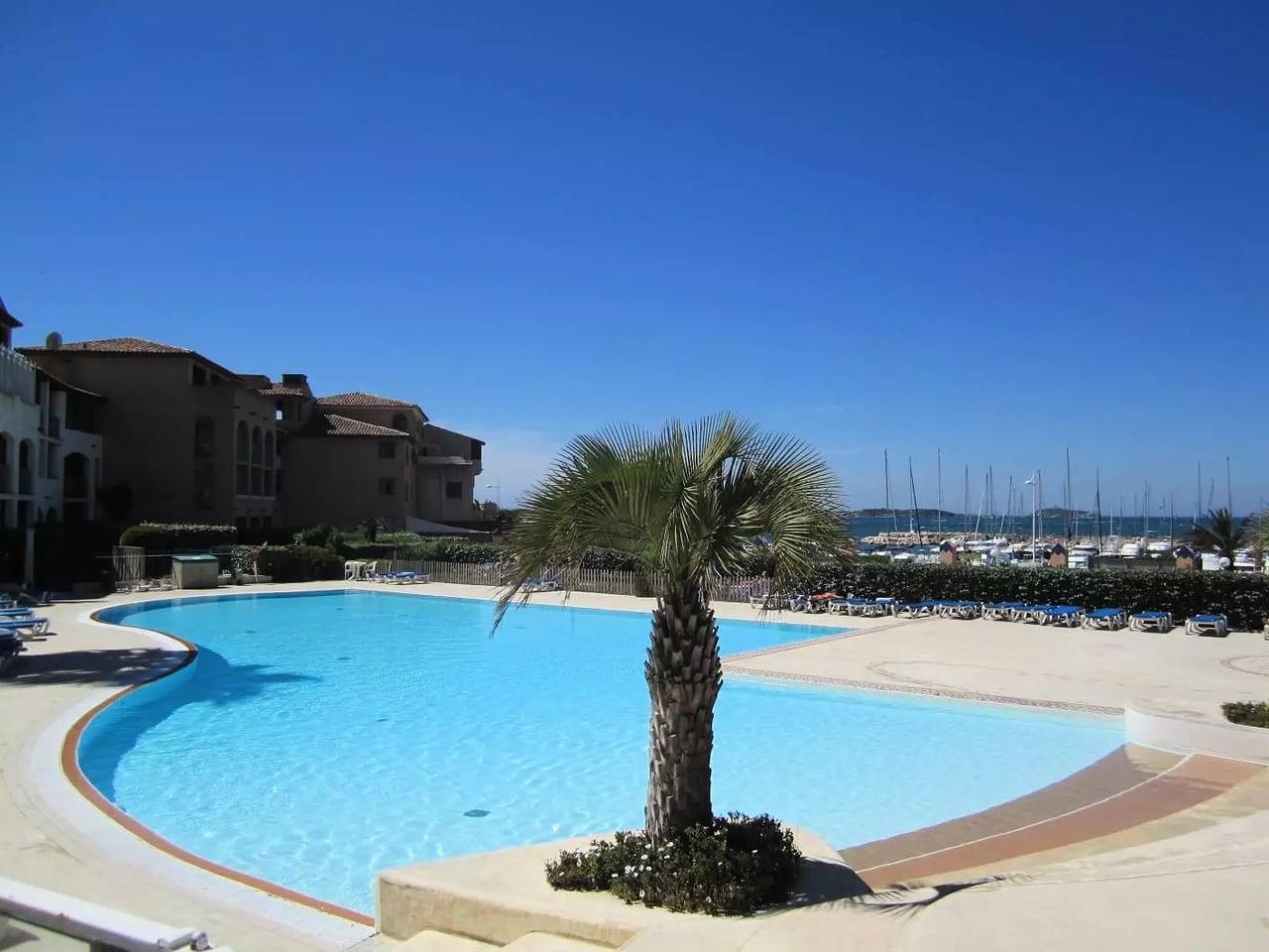 Ganze Wohnung, Coquet Wohnung Typ 2 im Erdgeschoss in Six Fours les Plages in La Coudoulière, Six-Fours les Plages