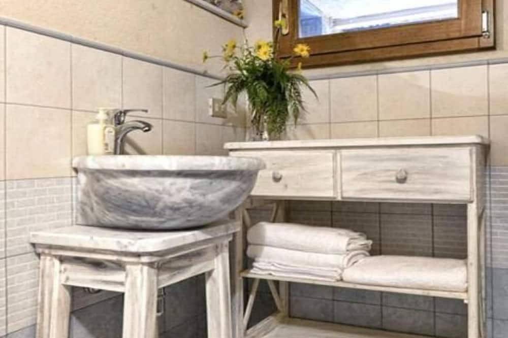 Raffiniertes Rustikales mit einem schickem Geschmacksland, das in eine Oase des Friedens getaucht ist in Stazzema, Italienische Riviera