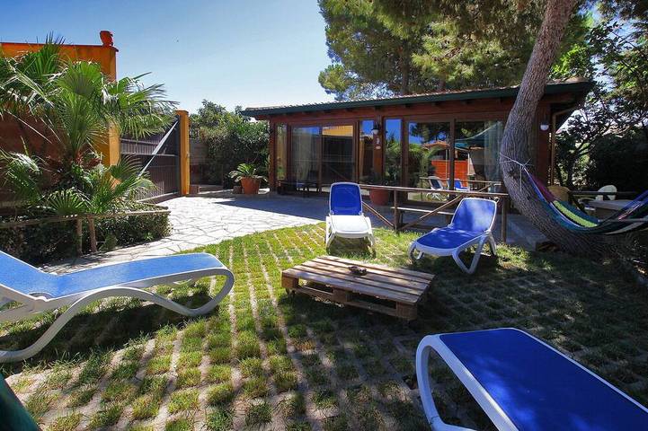 Location de vacances pour 9 personnes, avec piscine ainsi que jardin et terrasse, animaux acceptés à Campofelice di Roccella