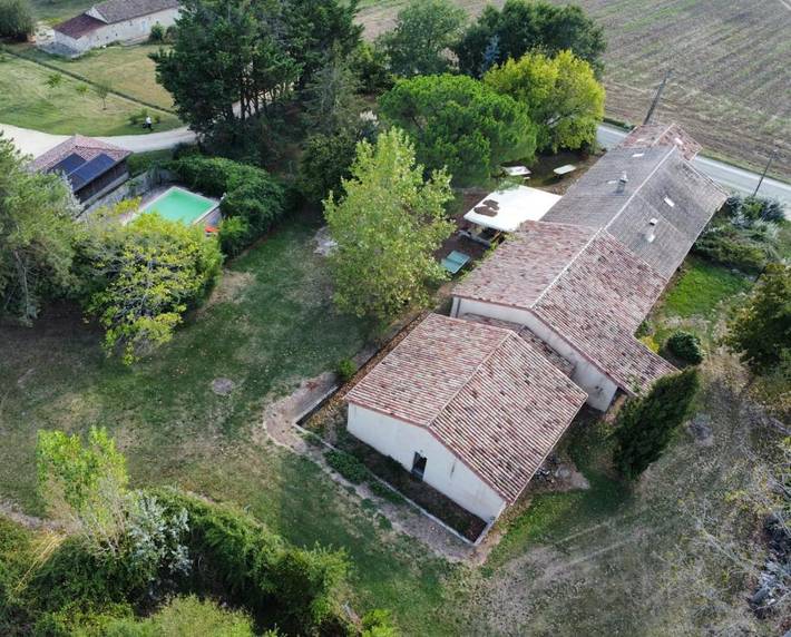 Location de vacances pour 40 personnes, avec Terrasse et Jardin ainsi que Piscine et Vue à Beaumont-du-Périgord