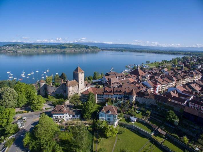 Ferienwohnung für 5 Personen, mit Balkon und Terrasse sowie Garten und Ausblick in Murten