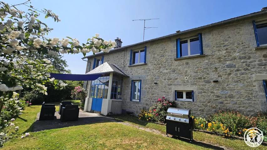 Gîte pour 12 personnes, avec terrasse à Liginiac