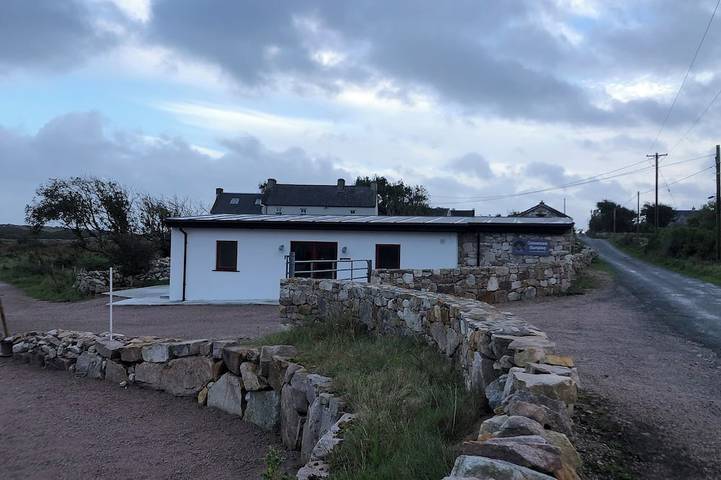 Cosy 1 Bedroom Cottage near beach and Aran Islands. Connemara Wild Atlantic Way. in Connemara