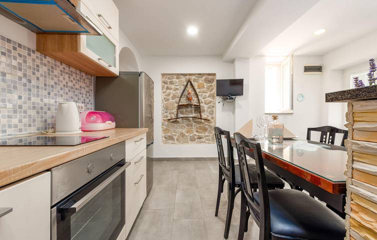 Ganze Ferienwohnung, Gemütliche Ferienwohnung, 900 m vom Strand entfernt, mit WLAN und Parkplatz in Ljubač (Dalmatien), Zadar