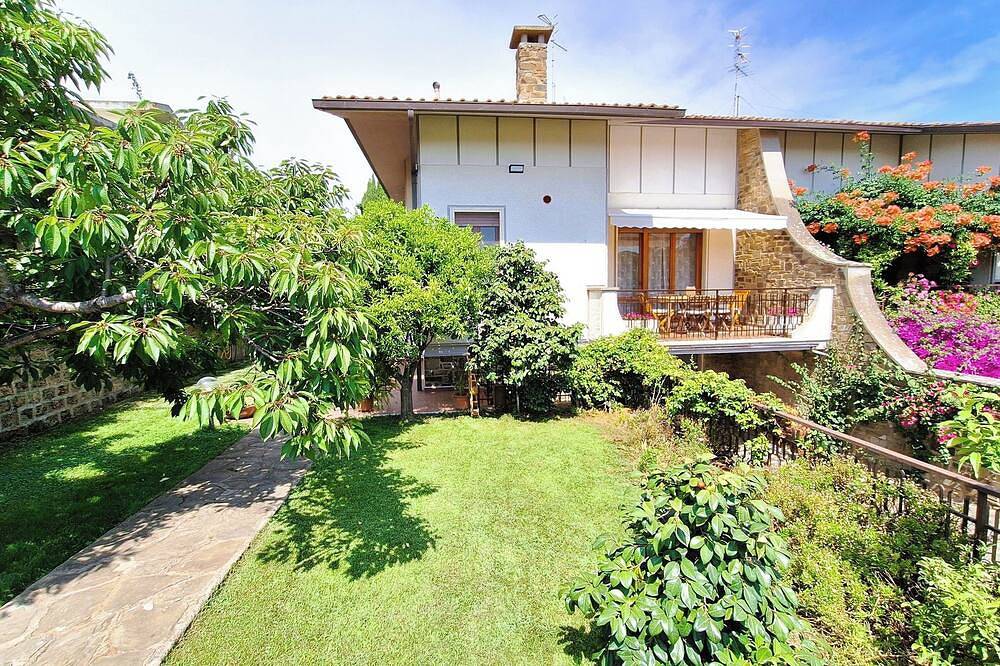 Villa Rita al Mare - 6 minute walk to the beach - large private garden in Follonica, Etruskische Küste