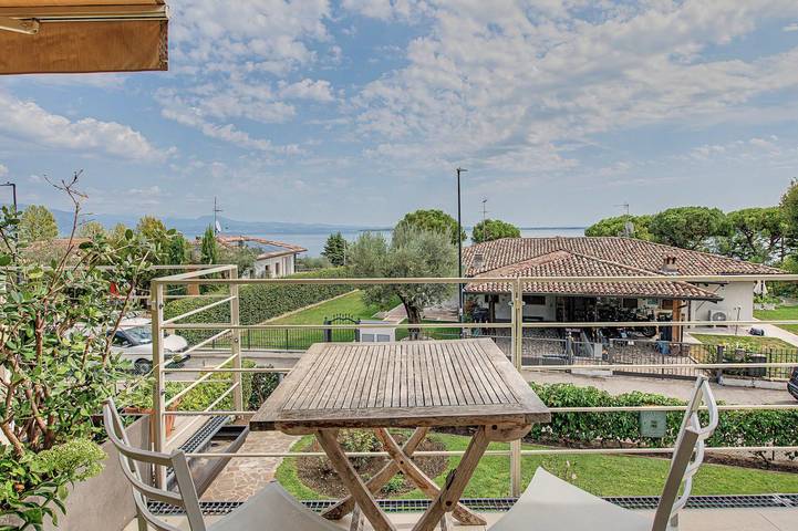 Location de vacances pour 4 personnes, avec Balcon ainsi que Jardin et Vue sur le lac à Padenghe sul Garda