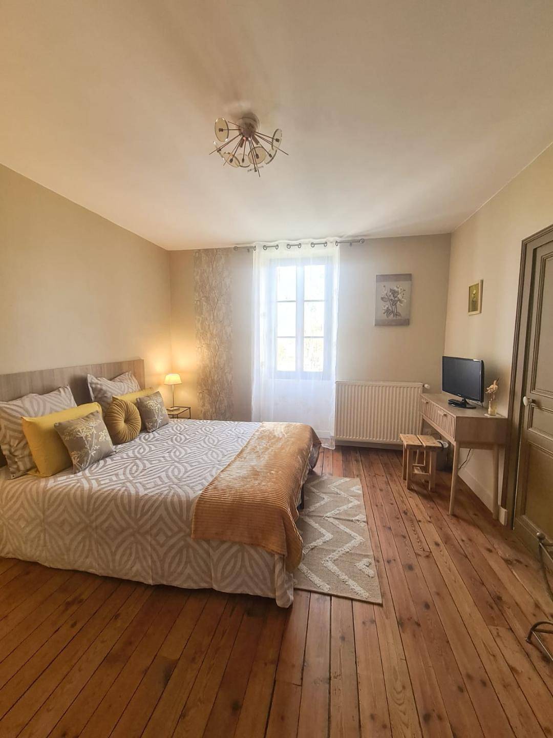 Chambres d'hôtes : Ecole Buissonnière - Chambre Paon in Le Buisson-de-Cadouin, Périgord Pourpre