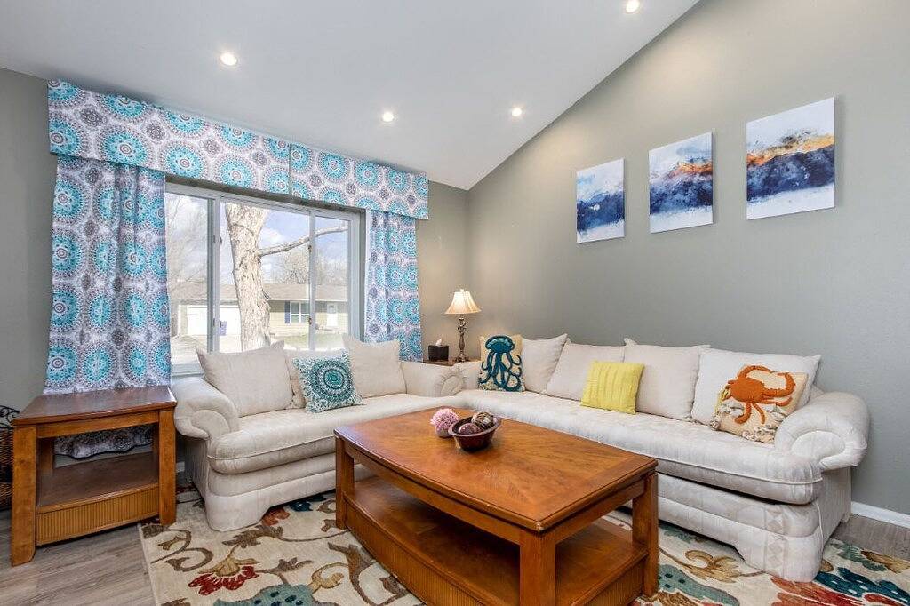 3Bd2Ba Littleton Bi-Level Home Near Everything! in Ken Caryl, Jefferson County