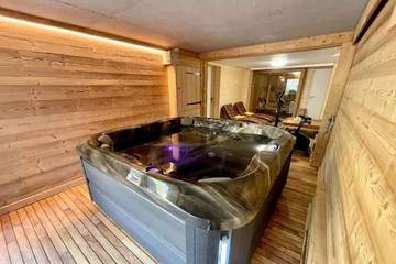 Gîte pour 11 personnes, avec jacuzzi ainsi que sauna et jardin, animaux acceptés dans Casino Joa De Gerardmer