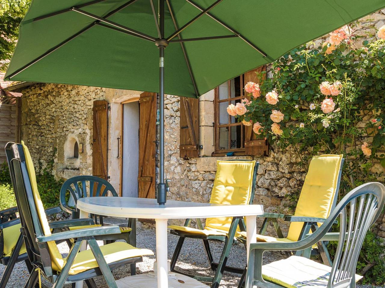 Farmhouse with private pool, large garden and playground in Thenon, Périgord Noir