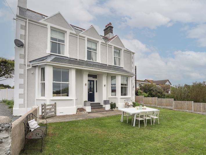 Holiday rental for 14 people in Trearddur Bay