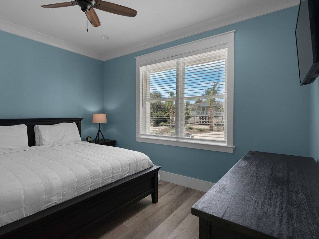 Steps to Beach * Private Pool * Plenty of Parking * 2 Living Rooms in Destin, Emerald Coast