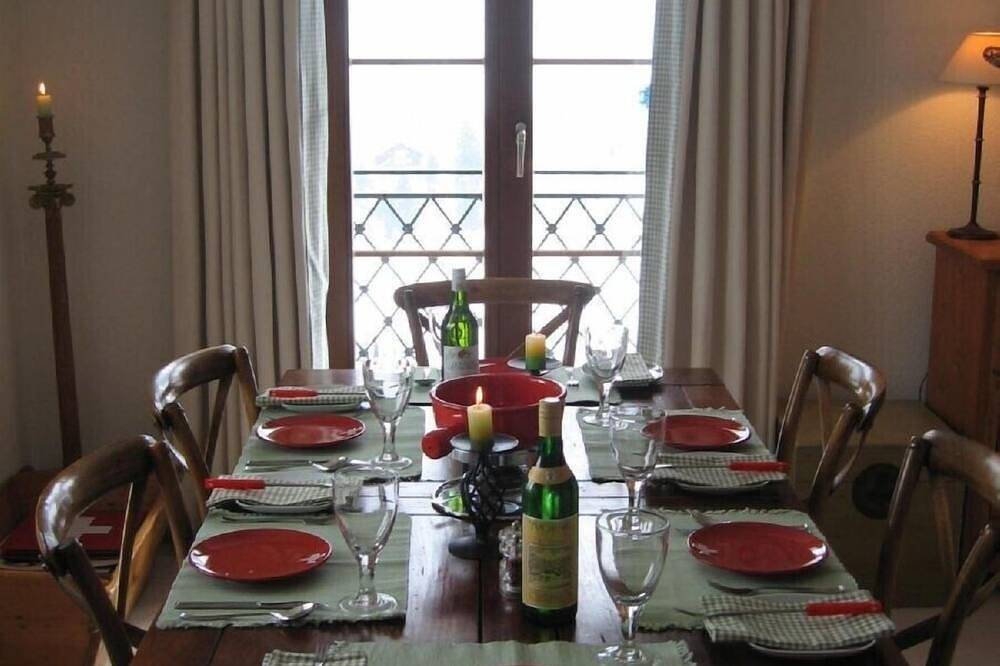 Ganze Wohnung, Luxus-Bergapartment mit warmen Indoor-Pool, Sauna & Fitnessraum in Château-d' Oex, Westalpen