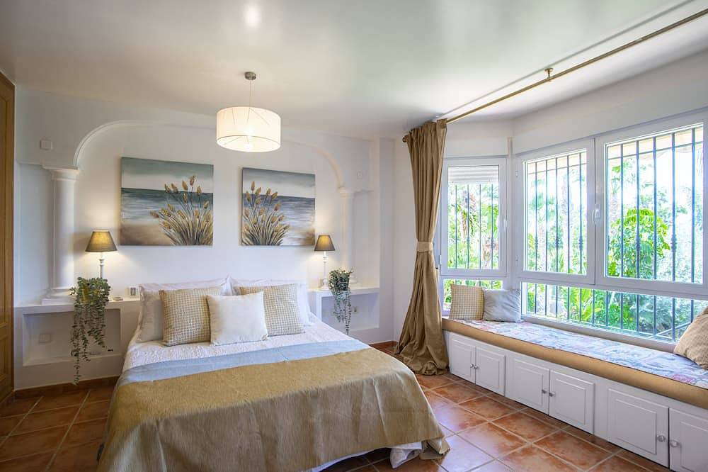 10 Bedroom 5* Luxury Villa . Heated Pool & 6 seater jacuzzi.. 30 Guests max  in Mutxamel, Costa Blanca