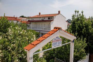 Ferienwohnung für 8 Personen, mit Garten und Balkon auf Rab