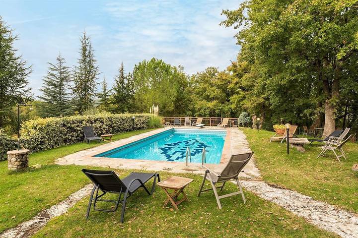 Agriturismo per 4 persone, con piscina e giardino, con animali domestici in Radda in Chianti