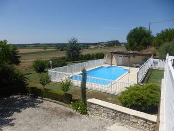Gîte pour 19 personnes, avec terrasse ainsi que piscine et jardin, adapté aux familles à Monségur (Lot-et-Garonne)