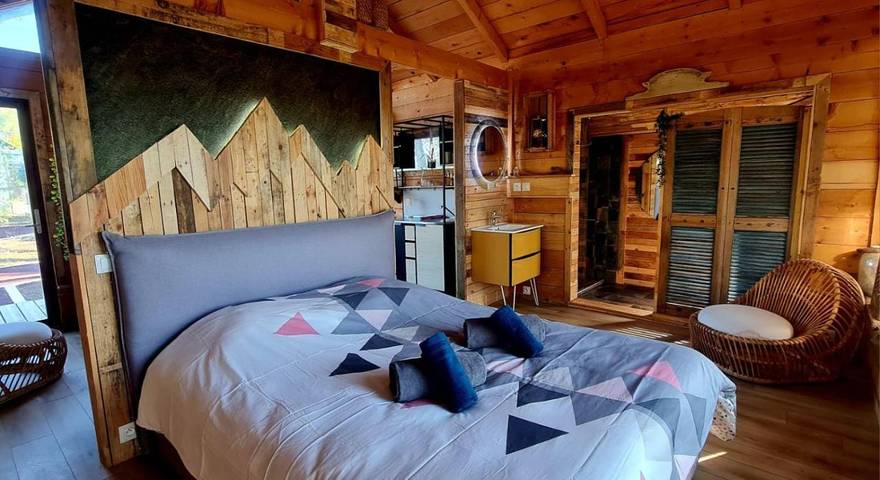Chalet pour 2 personnes, avec vue et piscine ainsi que jardin et terrasse