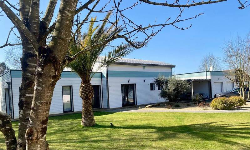 Location de vacances pour 3 personnes, avec vue ainsi que jardin et balcon à Néant-sur-Yvel - 2