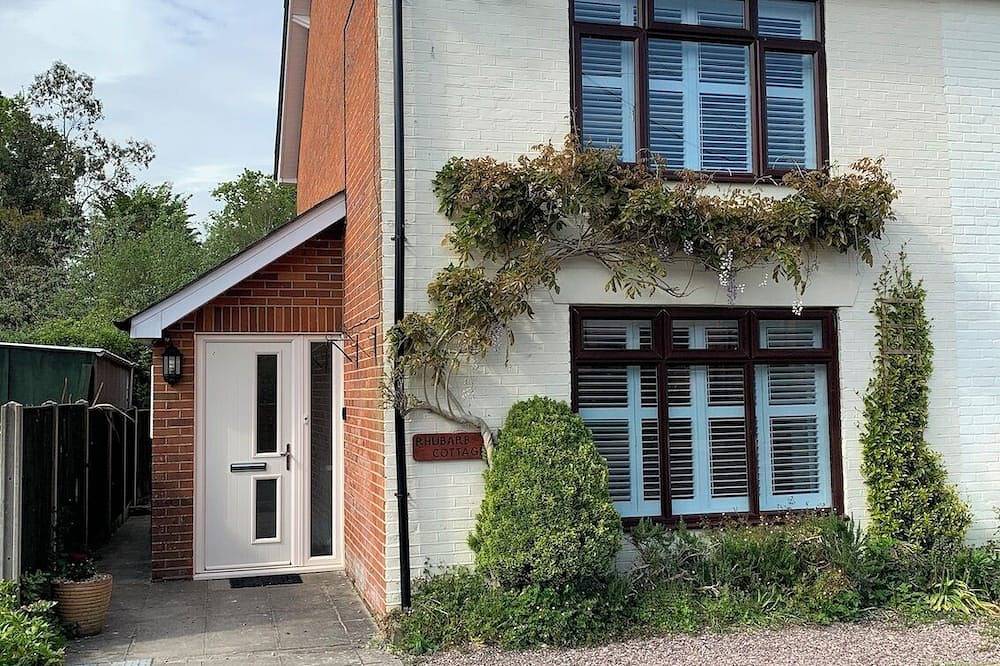 Rhubarb Cottage, stylish home close to Lyndhurst High street & New Forest trails in Lyndhurst, Hampshire