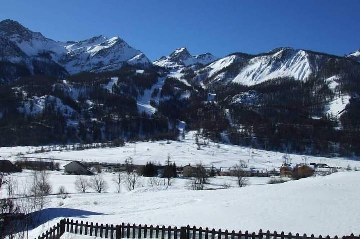 Appartement de vacances pour 4 personnes, avec balcon ainsi que jardin et jacuzzi dans Serre Chevalier